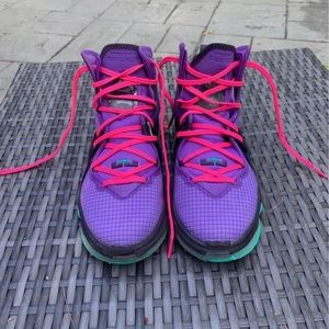 Nike Lebron 19 size 7.5. My daughter wore these indoors only one winter season.